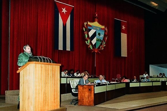 Fidel pronuncia palabras en la Clausura del X Período Ordinario de Sesiones de la III Legislatura de la Asamblea Nacional del Poder Popular, el 27 de diciembre de 1991. Fidel pronuncia palabras en la Clausura del X Período Ordinario de Sesiones de la III Legislatura de la Asamblea Nacional del Poder Popular, el 27 de diciembre de 1991.