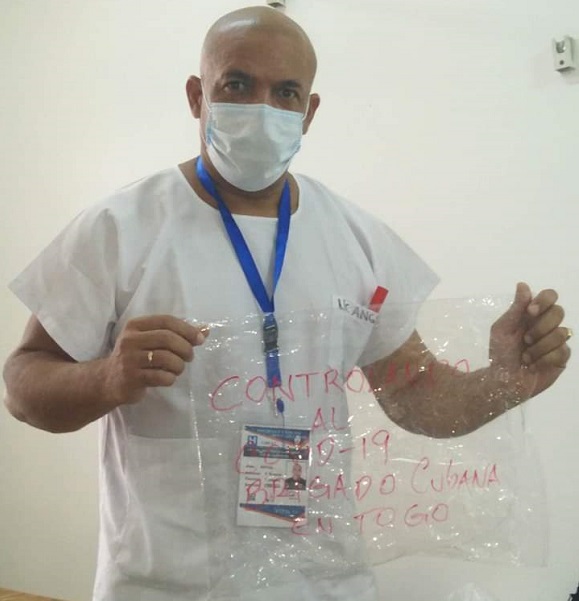El licenciado en Enfermería que ronda los 50 años, trabaja seis días a la semana atrapado en trajes de protección y mascarillas, inhalando su propio aliento y escuchando el eco de su voz. Foto: Cortesía del entrevistado. El licenciado en Enfermería que ronda los 50 años, trabaja seis días a la semana atrapado en trajes de protección y mascarillas, inhalando su propio aliento y escuchando el eco de su voz. Foto: Cortesía del entrevistado.