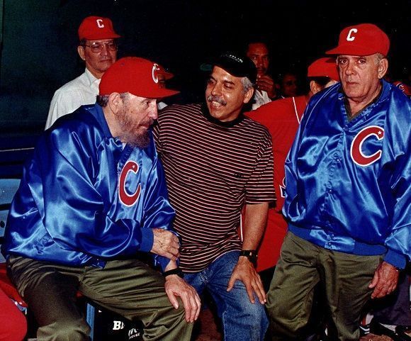 Roberto Chile conversa con Fidel en el Estadio Latinoamericano durante el juego amistoso de Beísbol Cuba-Venezuela (a la izquierda el entonces Jefe de su escolta, general José Delgado. Foto: Cortesía de Roberto Chile. Roberto Chile conversa con Fidel en el Estadio Latinoamericano durante el juego amistoso de Beísbol Cuba-Venezuela (a la izquierda el entonces Jefe de su escolta, general José Delgado. Foto: Cortesía de Roberto Chile.
