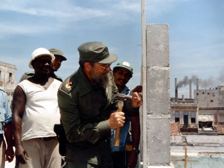 Fidel a pie de obra con los constructores. Foto: Centro de Documentación, periódico Trabajadores. Fidel a pie de obra con los constructores. Foto: Centro de Documentación, periódico Trabajadores.