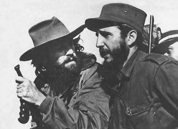 Fidel y Camilo en el jeep ocupado por la columna No. 17 Abel Santamaría que conduce a los héroes por las avenidas capitalinas, el 8 de enero de 1959. Foto: Sitio Fidel Soldado de las Ideas. Fidel y Camilo en el jeep ocupado por la columna No. 17 Abel Santamaría que conduce a los héroes por las avenidas capitalinas, el 8 de enero de 1959. Foto: Sitio Fidel Soldado de las Ideas.