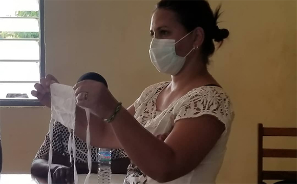 Con la contribución de organismos internacionales, se distribuyeron máscaras para la protección de la población y del personal de salud, y se promovió y explicó el uso de esos medios. Foto: Cubaminrex. Con la contribución de organismos internacionales, se distribuyeron máscaras para la protección de la población y del personal de salud, y se promovió y explicó el uso de esos medios. Foto: Cubaminrex.