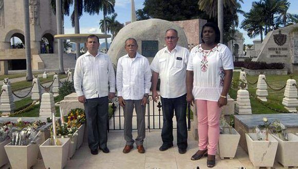 De izquierda a derecha Fernando González Llort, presidente del Instituto Cubano de Amistad con los Pueblos (ICAP), el independentista puertorriqueño Oscar López Rivera, Lázaro Expósito, Secretario del Partido en Santiago de Cuba y Beatriz Johnson Urrutia, Presidenta de la Asamblea Provincial del Poder Popular, rinden homenaje al Comandante en Jefe Fidel Castro Ruz en el monolito donde descasan sus cenizas en el cementerio Santa Ifigenia de Santiago de Cuba. Foto: Miguel Rubiera/ ACN. De izquierda a derecha Fernando González Llort, presidente del Instituto Cubano de Amistad con los Pueblos (ICAP), el independentista puertorriqueño Oscar López Rivera, Lázaro Expósito, Secretario del Partido en Santiago de Cuba y Beatriz Johnson Urrutia, Presidenta de la Asamblea Provincial del Poder Popular, rinden homenaje al Comandante en Jefe Fidel Castro Ruz en el monolito donde descasan sus cenizas en el cementerio Santa Ifigenia de Santiago de Cuba. Foto: Miguel Rubiera/ ACN.