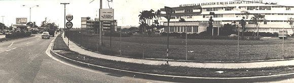 El politécnico ocupa una superficie de cuatro hectáreas y posee un conjunto arquitectónico de cinco edificios de cuatro plantas. Fotocopia: Alejandro Bonet Piñón. El politécnico ocupa una superficie de cuatro hectáreas y posee un conjunto arquitectónico de cinco edificios de cuatro plantas. Fotocopia: Alejandro Bonet Piñón.