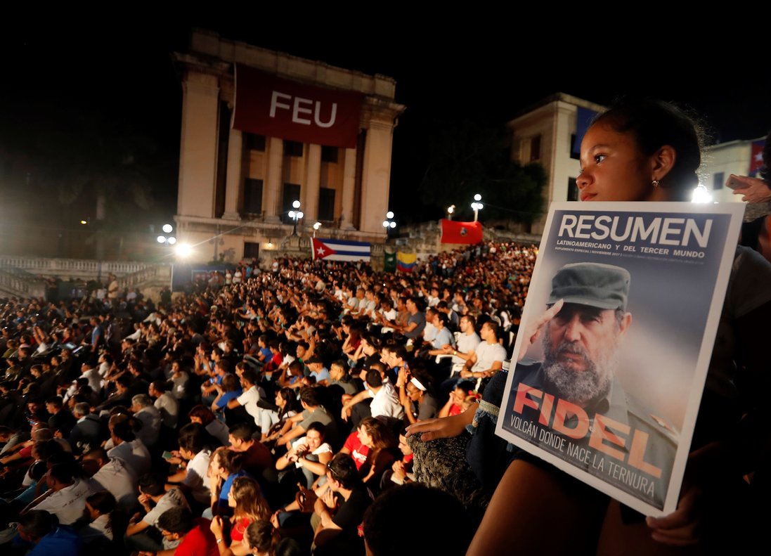 Una niña con una imagen de Fidel Castro 1926-2016 participa en una velada conmemorativa por el segundo aniversario del fallecimiento del lider historico de la Revolucion cubana en la escalinata de la Universidad de La Habana Cuba. EFE Ernesto Mastrascusa / EFE Una niña con una imagen de Fidel Castro 1926-2016 participa en una velada conmemorativa por el segundo aniversario del fallecimiento del lider historico de la Revolucion cubana en la escalinata de la Universidad de La Habana Cuba. EFE Ernesto Mastrascusa / EFE