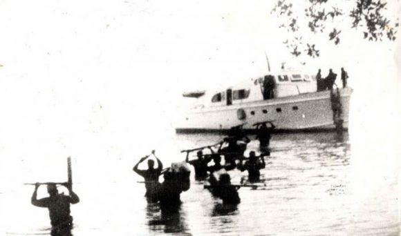 Expedicionarios del yate Granma desembarcan por Los Cayuelos, a dos kilómetros de la playa Las Coloradas, el 2 de diceimbre de 1956. Fuente: Periódico Granma. Expedicionarios del yate Granma desembarcan por Los Cayuelos, a dos kilómetros de la playa Las Coloradas, el 2 de diceimbre de 1956. Fuente: Periódico Granma.