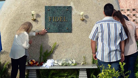 Dalia Soto del Valle, viuda de Comandante en Jefe Fidel Castro Ruz, líder histórico de la Revolución cubana, le rinde homenaje en el tercer aniversario de su desaparición física. Foto: Miguel Rubiera Jústiz/ACN. Dalia Soto del Valle, viuda de Comandante en Jefe Fidel Castro Ruz, líder histórico de la Revolución cubana, le rinde homenaje en el tercer aniversario de su desaparición física. Foto: Miguel Rubiera Jústiz/ACN.