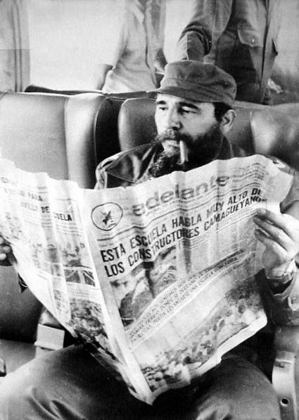 Fidel leyendo el periódico Adelante Autor: Cortesía del entrevistado