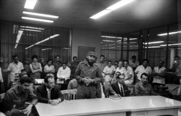 Fidel Castro y los integrantes del secretariado del Comité Central del Partido Comunista de Cuba, visitan la redacción del Periódico Hoy, donde se editaba en esos momentos el primer ejemplar del periódico Granma Foto: Bernal Mora Fidel Castro y los integrantes del secretariado del Comité Central del Partido Comunista de Cuba, visitan la redacción del Periódico Hoy, donde se editaba en esos momentos el primer ejemplar del periódico Granma Foto: Bernal Mora