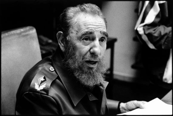 Fidel en su oficina en el año 2001. Foto: Burt Glin Fidel en su oficina en el año 2001. Foto: Burt Glin