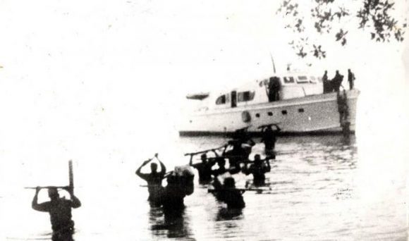 Expedicionarios del yate Granma desembarcan por Los Cayuelos, a dos kilómetros de la playa Las Coloradas, en la zona oriental de Cuba, el 2 de diciembre de 1956. Foto: Archivo. Expedicionarios del yate Granma desembarcan por Los Cayuelos, a dos kilómetros de la playa Las Coloradas, en la zona oriental de Cuba, el 2 de diciembre de 1956. Foto: Archivo.