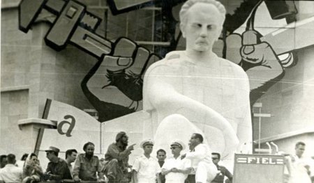En la Plaza de la Revolución, Gagarin compartió con más de un millón de cubanos. Foto: Archivo de la Casa Editorial Verde Olivo En la Plaza de la Revolución, Gagarin compartió con más de un millón de cubanos. Foto: Archivo de la Casa Editorial Verde Olivo