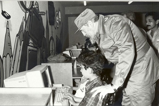 Fidel recorre un Joven Club de Computación y Electrónica, programa fundado por él en 1987