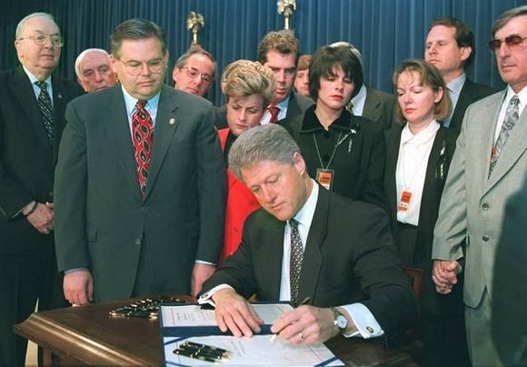 Clinton firmó la ley el 12 de marzo de 1996 dando complacencia a los personeros de la extrema derecha y de la mafia anticubana representada en Bob Menéndez, Ileana Ros-Lehtinen y Lincoln Díaz-Balart y a la extrema izquierda, como un supervisor, Jesse Helms. Foto: Archivo. Clinton firmó la ley el 12 de marzo de 1996 dando complacencia a los personeros de la extrema derecha y de la mafia anticubana representada en Bob Menéndez, Ileana Ros-Lehtinen y Lincoln Díaz-Balart y a la extrema izquierda, como un supervisor, Jesse Helms. Foto: Archivo.