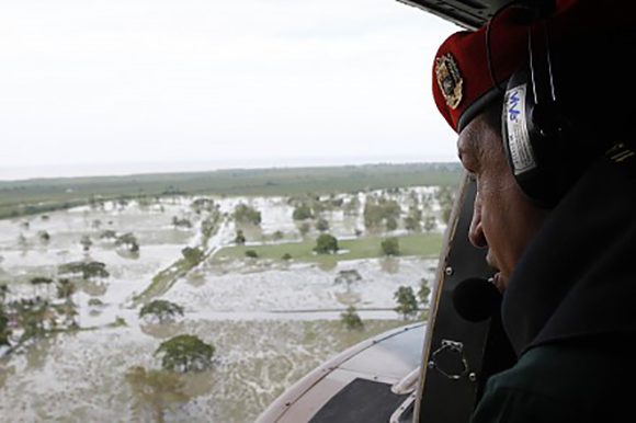 Chávez recorre zonas afectadas por inundaciones. Chávez recorre zonas afectadas por inundaciones.