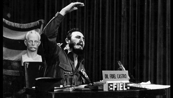 Comparecencia ante el Frente Independiente de Emisoras Libres (FIEL) para explicar lo relacionado con la Ley 890 sobre la nacionalización de la banca y empresas, 15 de octubre de 1960/ Fidel Soldado de las Ideas Comparecencia ante el Frente Independiente de Emisoras Libres (FIEL) para explicar lo relacionado con la Ley 890 sobre la nacionalización de la banca y empresas, 15 de octubre de 1960/ Fidel Soldado de las Ideas