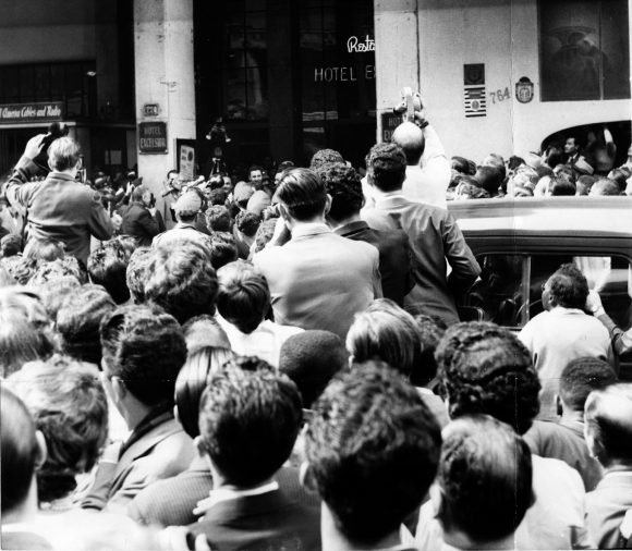 l público y los periodistas aguardan a que Fidel salga del hotel Excélsior, donde se encuentra alojado en Rìo de Janeiro, para verlo. Ofrece allí improvisada Conferencia de Prensa, 29 de abril de 1959. Foto: Sitio Fidel Soldado de las Ideas / Archivo l público y los periodistas aguardan a que Fidel salga del hotel Excélsior, donde se encuentra alojado en Rìo de Janeiro, para verlo. Ofrece allí improvisada Conferencia de Prensa, 29 de abril de 1959. Foto: Sitio Fidel Soldado de las Ideas / Archivo