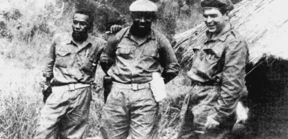 De derecha a izquierda, el Che, el Dr. Zerquera y Víctor Dreke.
