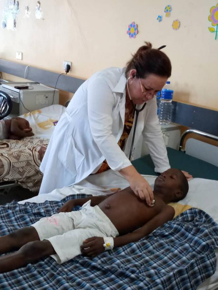 Doctora Ángela Caridad Otero Mustelier en la consulta pediátrica en Gambia. Foto: Cortesía de la entrevistada Doctora Ángela Caridad Otero Mustelier en la consulta pediátrica en Gambia. Foto: Cortesía de la entrevistada