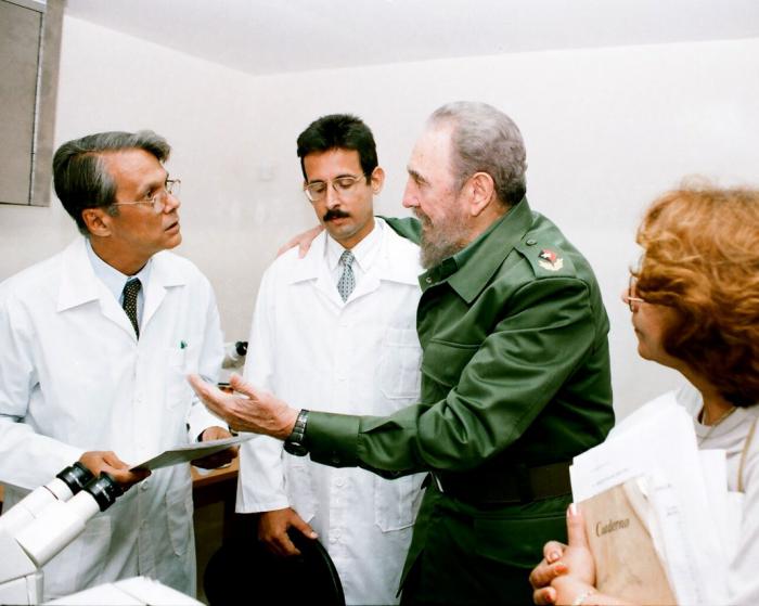 Nuestros galenos comprenden que su contribución diaria es la mejor manera de honrar a su patria y a Fidel. Foto: Razones de Cuba Nuestros galenos comprenden que su contribución diaria es la mejor manera de honrar a su patria y a Fidel. Foto: Razones de Cuba