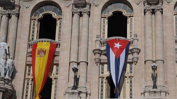 Banderas de España y Cuba en los balcones del Gran Teatro de La Habana, Alicia Alonso. Foto: Agencias Banderas de España y Cuba en los balcones del Gran Teatro de La Habana, Alicia Alonso. Foto: Agencias