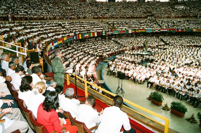 El Contingente fue constituido el 19 de septiembre de 2005 por el Comandante en Jefe Fidel Castro Ruz, en respuesta a los daños causados por el huracán Katrina a la localidad de Nueva Orleans en Estados Unidos, que dejó alrededor de mil 336 fallecidos y pérdidas valoradas en 75 mil millones de dólares Foto: Archivo de Granma El Contingente fue constituido el 19 de septiembre de 2005 por el Comandante en Jefe Fidel Castro Ruz, en respuesta a los daños causados por el huracán Katrina a la localidad de Nueva Orleans en Estados Unidos, que dejó alrededor de mil 336 fallecidos y pérdidas valoradas en 75 mil millones de dólares Foto: Archivo de Granma