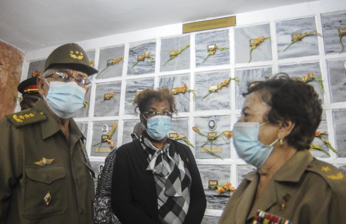 Acompañada por el viceministro de las FAR, general de cuerpo de ejército Ramón Espinosa Martín, y por la general de brigada Delsa Esther Puebla, la embajadora de Angola en Cuba, María Cándida Pereira Texeira, valoró el papel de Cuba a 45 años de la independencia de su país. Foto: Dunia Álvarez Palacios Acompañada por el viceministro de las FAR, general de cuerpo de ejército Ramón Espinosa Martín, y por la general de brigada Delsa Esther Puebla, la embajadora de Angola en Cuba, María Cándida Pereira Texeira, valoró el papel de Cuba a 45 años de la independencia de su país. Foto: Dunia Álvarez Palacios
