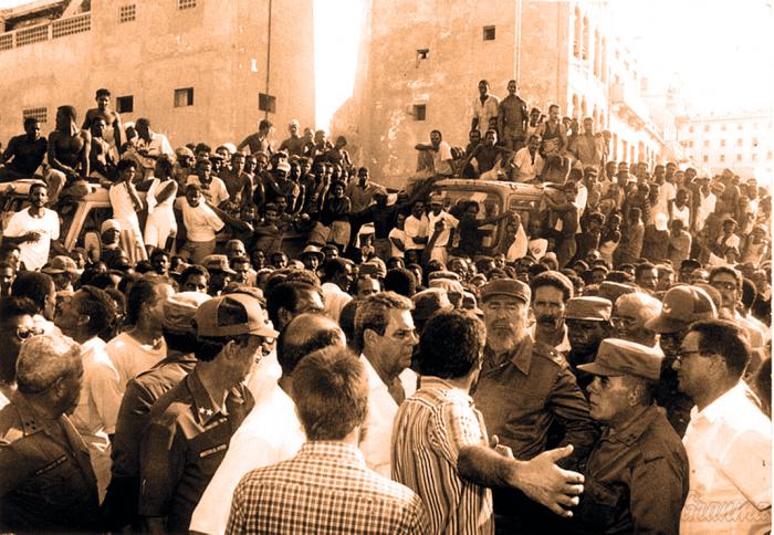 Cuando el Comandante en Jefe llegó al sitio de los disturbios, el 5 de agosto de 1994, las piedras y los actos vandálicos desaparecieron por arte de magia. Foto: Archivo de Granma Cuando el Comandante en Jefe llegó al sitio de los disturbios, el 5 de agosto de 1994, las piedras y los actos vandálicos desaparecieron por arte de magia. Foto: Archivo de Granma