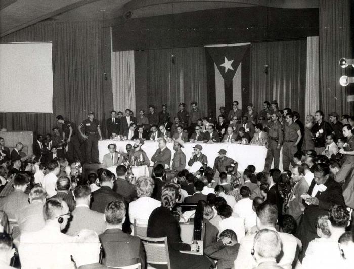 En el salón Copa Room del Hotel Habana Riviera, Fidel Castro responde a preguntas de los periodistas. Foto: Archivo de Granma En el salón Copa Room del Hotel Habana Riviera, Fidel Castro responde a preguntas de los periodistas. Foto: Archivo de Granma