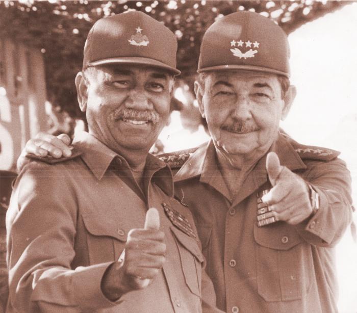 Fidel reconoció las altas dotes de jefes militares y políticos que Raúl y Almeida desplegarían, con creces, en los territorios bajo su mando. Foto: Liborio Noval Fidel reconoció las altas dotes de jefes militares y políticos que Raúl y Almeida desplegarían, con creces, en los territorios bajo su mando. Foto: Liborio Noval