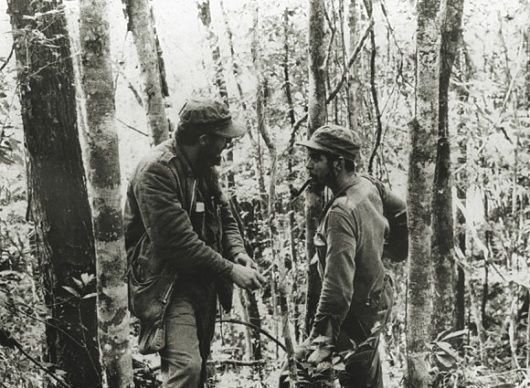 Fidel y el Che durante la guerra revolucionaria en la Sierra Maestra, 1957. Foto: Oficina de Asuntos Históricos del Consejo de Estado/ “Fidel Soldado de las Ideas”. Fidel y el Che durante la guerra revolucionaria en la Sierra Maestra, 1957. Foto: Oficina de Asuntos Históricos del Consejo de Estado/ “Fidel Soldado de las Ideas”.