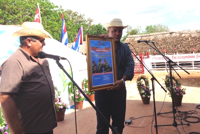 Juan Guerra Gómez, presidente de la ANAP en Las Tunas, recibe el reconocimiento del Buró Nacional de la organización campesina. Foto: Jorge Pérez Juan Guerra Gómez, presidente de la ANAP en Las Tunas, recibe el reconocimiento del Buró Nacional de la organización campesina. Foto: Jorge Pérez