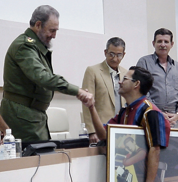 De manos del Comandante en Jefe Fidel Castro Ruz y en nombre del colectivo del periódico espirituano Escambray, Enrique Ojito Linares recibe el Gran Premio Acumulativo del II Festival Nacional de la Prensa Escrita en el 2000. Foto: Cortesía del entrevistado. De manos del Comandante en Jefe Fidel Castro Ruz y en nombre del colectivo del periódico espirituano Escambray, Enrique Ojito Linares recibe el Gran Premio Acumulativo del II Festival Nacional de la Prensa Escrita en el 2000. Foto: Cortesía del entrevistado.