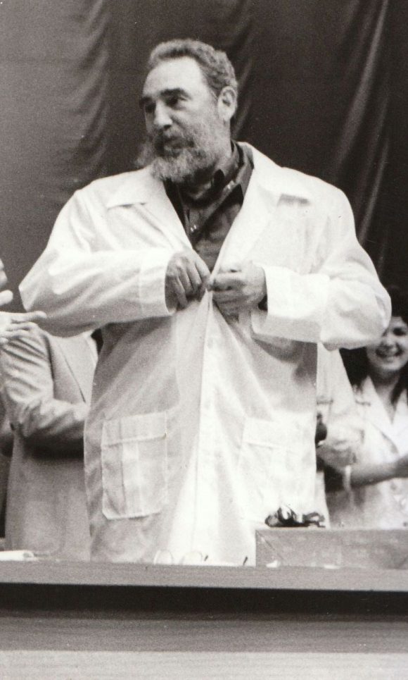 Hoy como cada noche en el balcón, volveré a aplaudir y escucharé a mi vecina repetir su frase: Y Fidel tenía razón. Hoy como cada noche en el balcón, volveré a aplaudir y escucharé a mi vecina repetir su frase: Y Fidel tenía razón.