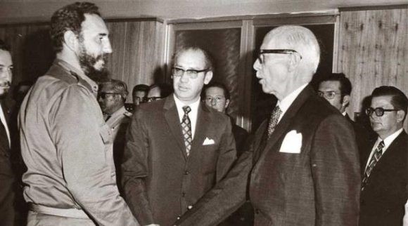 Fidel Castro durante una escala técnica en Ecuador es recibido por el presidente del país José María Velasco Ibarra en el salón de honor del aeropuerto Simón Bolívar, ecuador, 4 de diciembre de 1971. Foto: Sitio Fidel Soldado de las Ideas. Fidel Castro durante una escala técnica en Ecuador es recibido por el presidente del país José María Velasco Ibarra en el salón de honor del aeropuerto Simón Bolívar, ecuador, 4 de diciembre de 1971. Foto: Sitio Fidel Soldado de las Ideas.