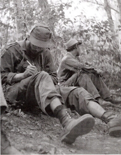 Fidel escribiendo en la Sierra Maestra. Foto: Oficina de Asuntos Históricos del Consejo de Estado Fidel escribiendo en la Sierra Maestra. Foto: Oficina de Asuntos Históricos del Consejo de Estado