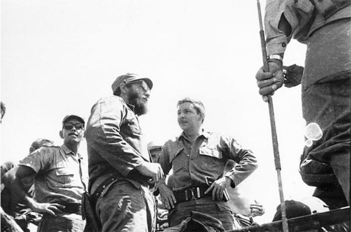 Fidel y Raúl durante las operaciones de rescate. Foto: Foto tomada del libro Fidel al frente del rescate Fidel y Raúl durante las operaciones de rescate. Foto: Foto tomada del libro Fidel al frente del rescate