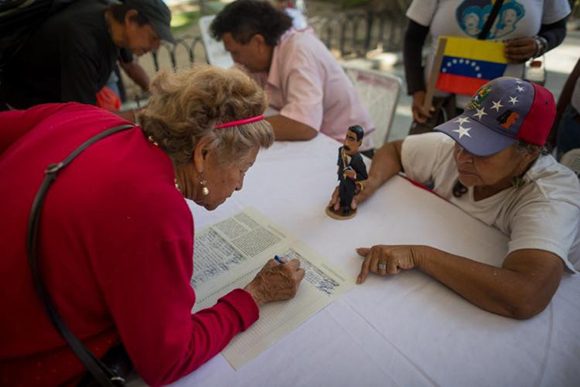 Millones de venezolanos han firmado ya una carta dirigida al secretario general de la Organización de Naciones Unidas (ONU) donde denuncian la agresividad de la Administración Trump. Foto: EFE. Millones de venezolanos han firmado ya una carta dirigida al secretario general de la Organización de Naciones Unidas (ONU) donde denuncian la agresividad de la Administración Trump. Foto: EFE.