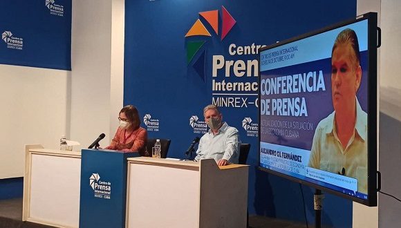 En conferencia de prensa el ministro de Economía y Planificación, Alejandro Gil Fernández. Foto: Cubadebate.