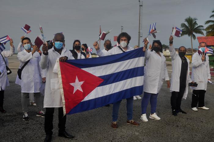 Luego de 16 meses en Qatar asistiendo ante la emergencia sanitaria generada por la COVID-19, regresaron 346 miembros del contingente Henry Reeve. Foto: Endrys Correa Vaillant