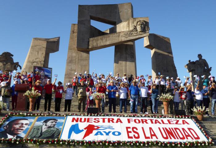 Fidel, en lo alto de la tribuna. Foto: Jorge Luis Merencio