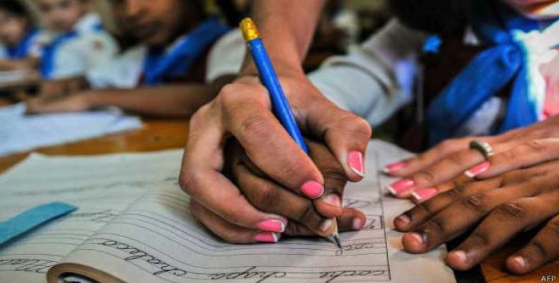 Estudiantes cubanos práctican la caligrafía