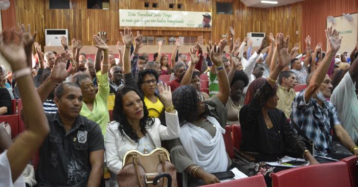 Asamblea extraordinaria del Poder Popular en el municipio de Arroyo Naranjo, para elegir a los 7 candidatos a diputados a la ANPP, En ejercicio legítimo y democrático fue aprobada ayer la candidatura de los 470 diputados al Parlamento, en las sesiones extraordinarias de las asambleas municipales del Poder Popular. Foto: Juvenal Balán