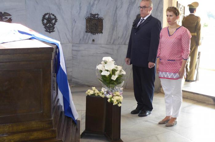 La Embajadora del Reino de los Países Bajos rindió homenaje a Martí y Fidel, en Santiago de Cuba. Foto: Eduardo Palomares