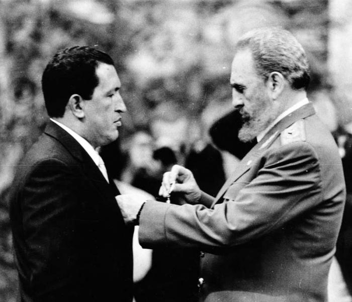 Fidel Castro condecora a Hugo Chávez Frías