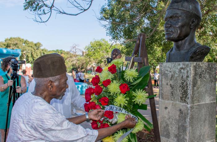 El guineano Bengaly deposita una ofrenda floral ante el busto del extinto presidente de Guinea Ahmed Sekou Touré en el parque de los Próceres en el municipio habanero de Playa, en nombre de la Asociación de Amistad con Cuba en República de Guinea, la cual él preside. Foto: Orlando Perera