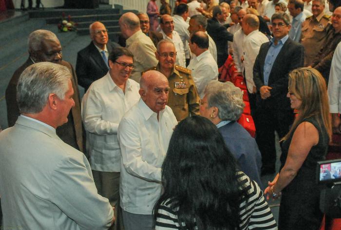 El Presidente cubano, junto al Segundo Secretario del Partido y otros miembros del Buró Político del país, encabezó el acto por el aniversario 60 del Minrex. Foto: José Manuel Correa 