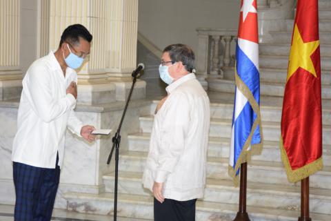 La distinción le fue impuesta al diplomático en reconocimiento a su contribución al fortalecimiento en lazos de amistad y solidaridad entre Cuba y Vietnam Foto: Cubaminrex