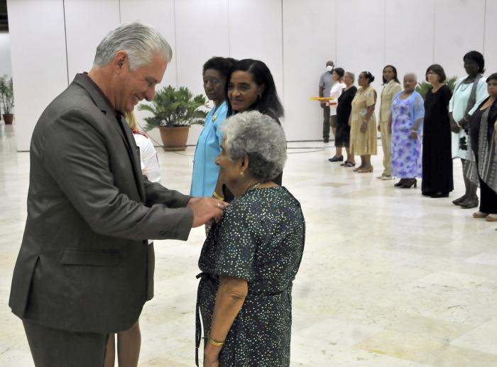 Miguel Diaz Canel ,Presidente de la Republica de Cuba y Primer Secretario del PCC entrega la Orden Maria Grajales a mujeres destacada. Cinco mujeres recibieron la Orden Mariana Grajales de manos del Presidente Díaz-Canel. Foto: Ismael Batista Ramírez