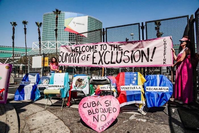 La denuncia a los efectos del criminal bloqueo económico, comercial y financiero impuesto por EE. UU. en el desarrollo social de Cuba estuvo presente en la Cumbre de los Pueblos. Foto: @peoplessummit22